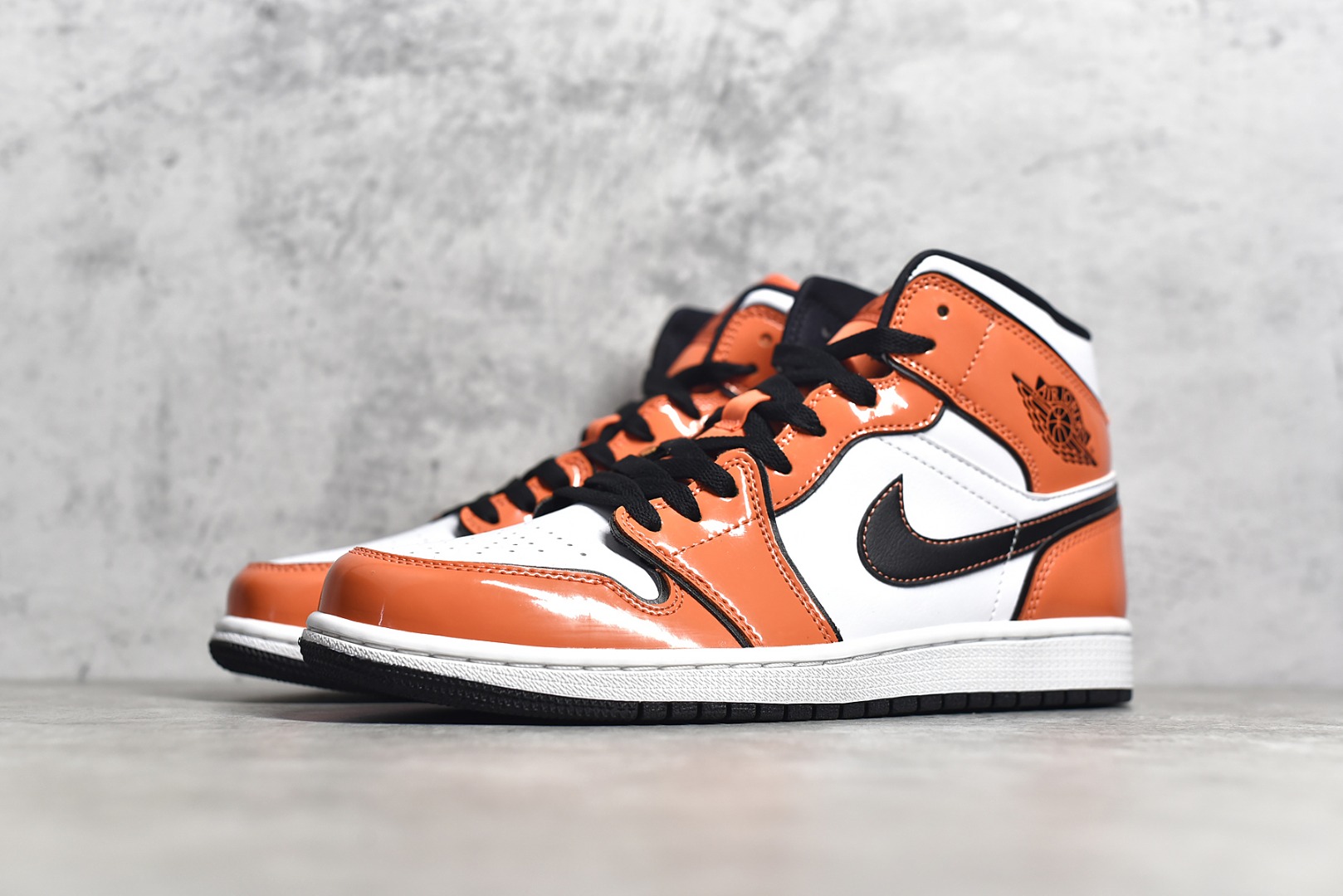 AIR JORDAN 1 MID ORANGE AND WHITE