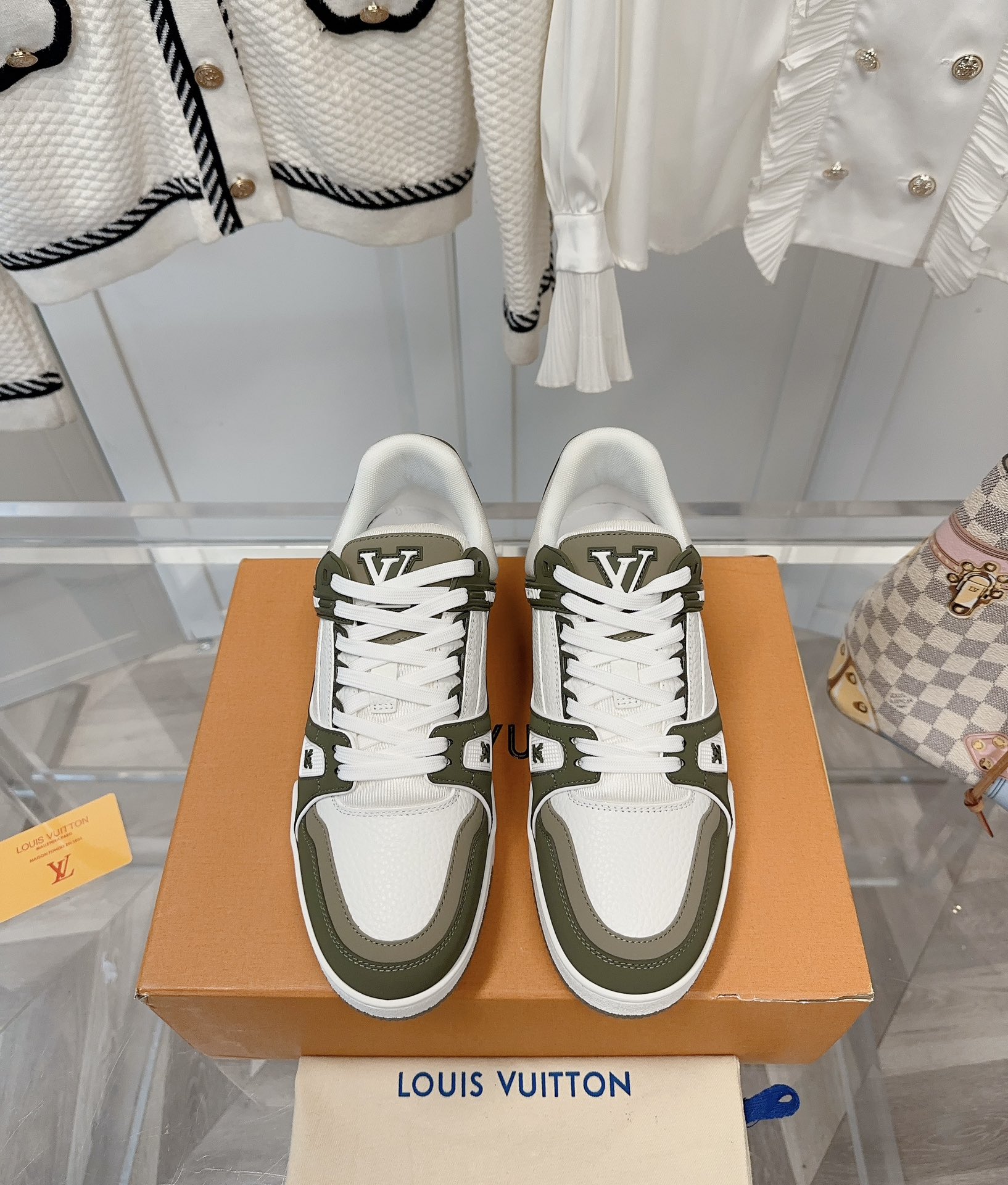 LOUIS VUITTON COUPLE'S LATEST COLOR SCHEME SNEAKERS