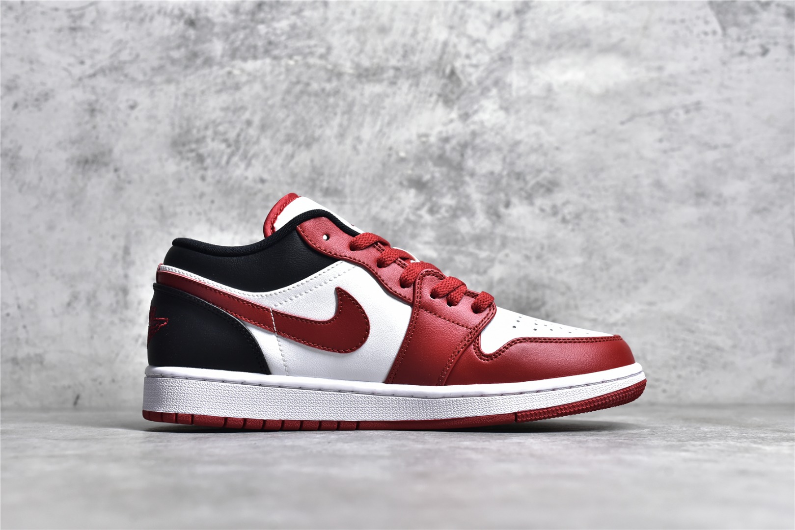 AIR JORDAN AJ1 LOW TOP BLACK WHITE RED