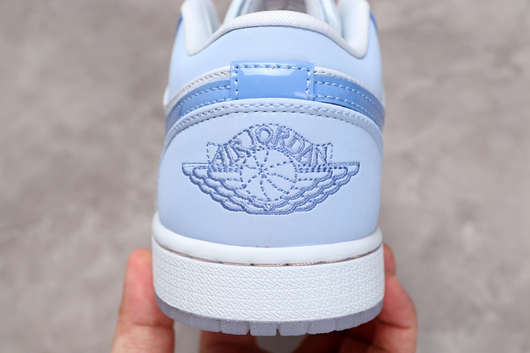 AIR JORDAN 1 LAAG BLAUW & WIT