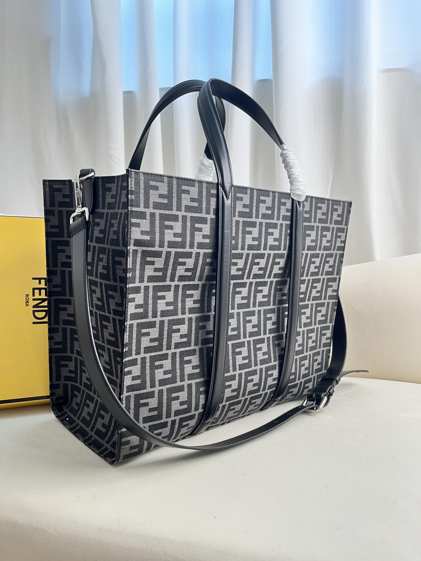 FENDI TOTE HANDBAG FABRIC WITH LEATHER FOR CARRYING OR SHOULDER CARRYING