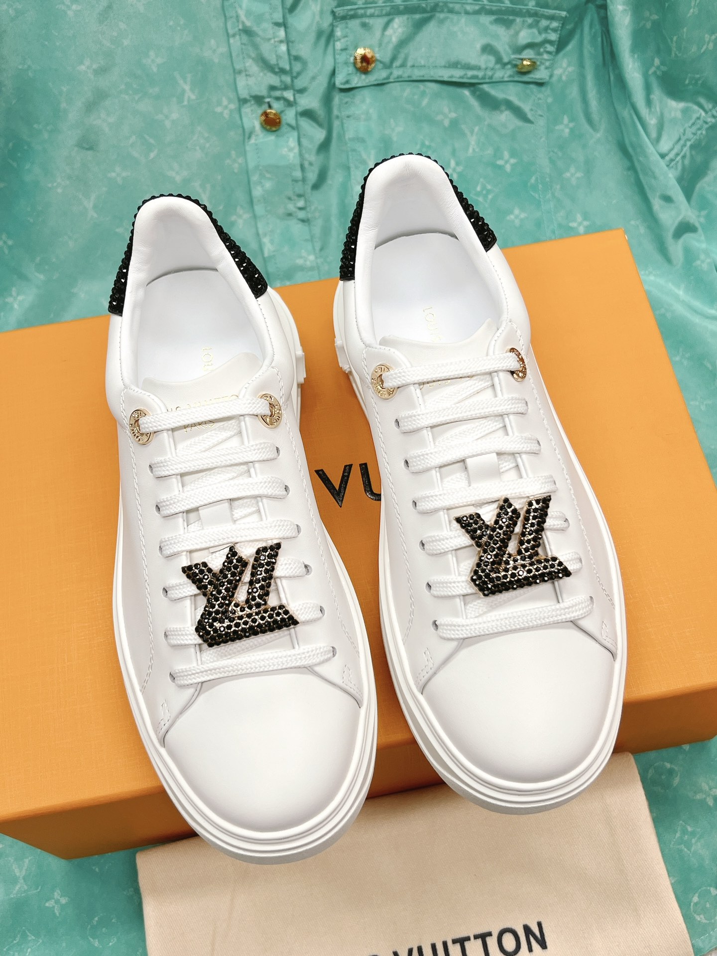 LOUIS VUITTON'S NEW LETTER RHINESTONE WHITE SHOES SERIES IS NEW