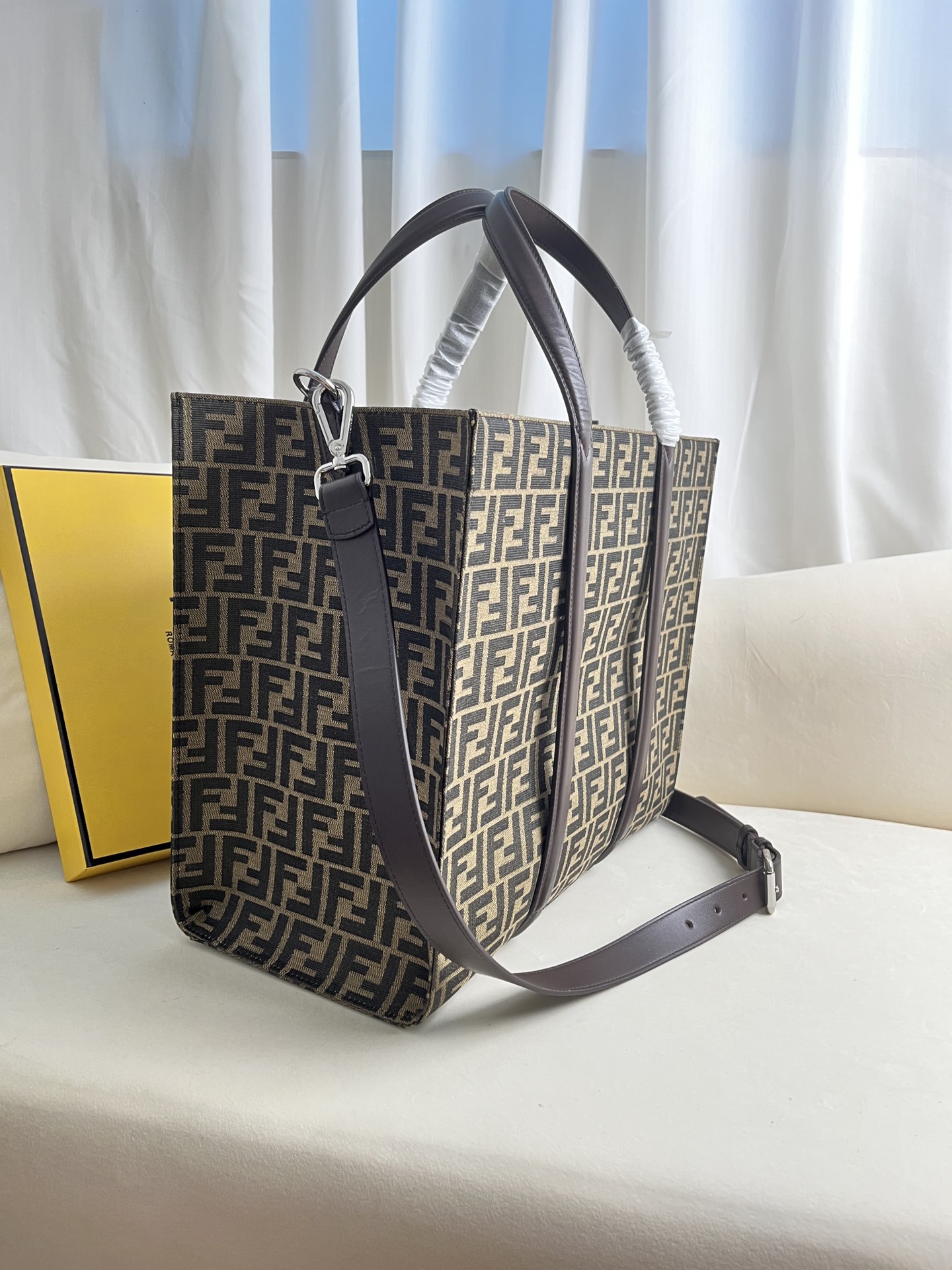 FENDI TOTE HANDBAG FABRIC WITH LEATHER FOR CARRYING OR SHOULDER CARRYING