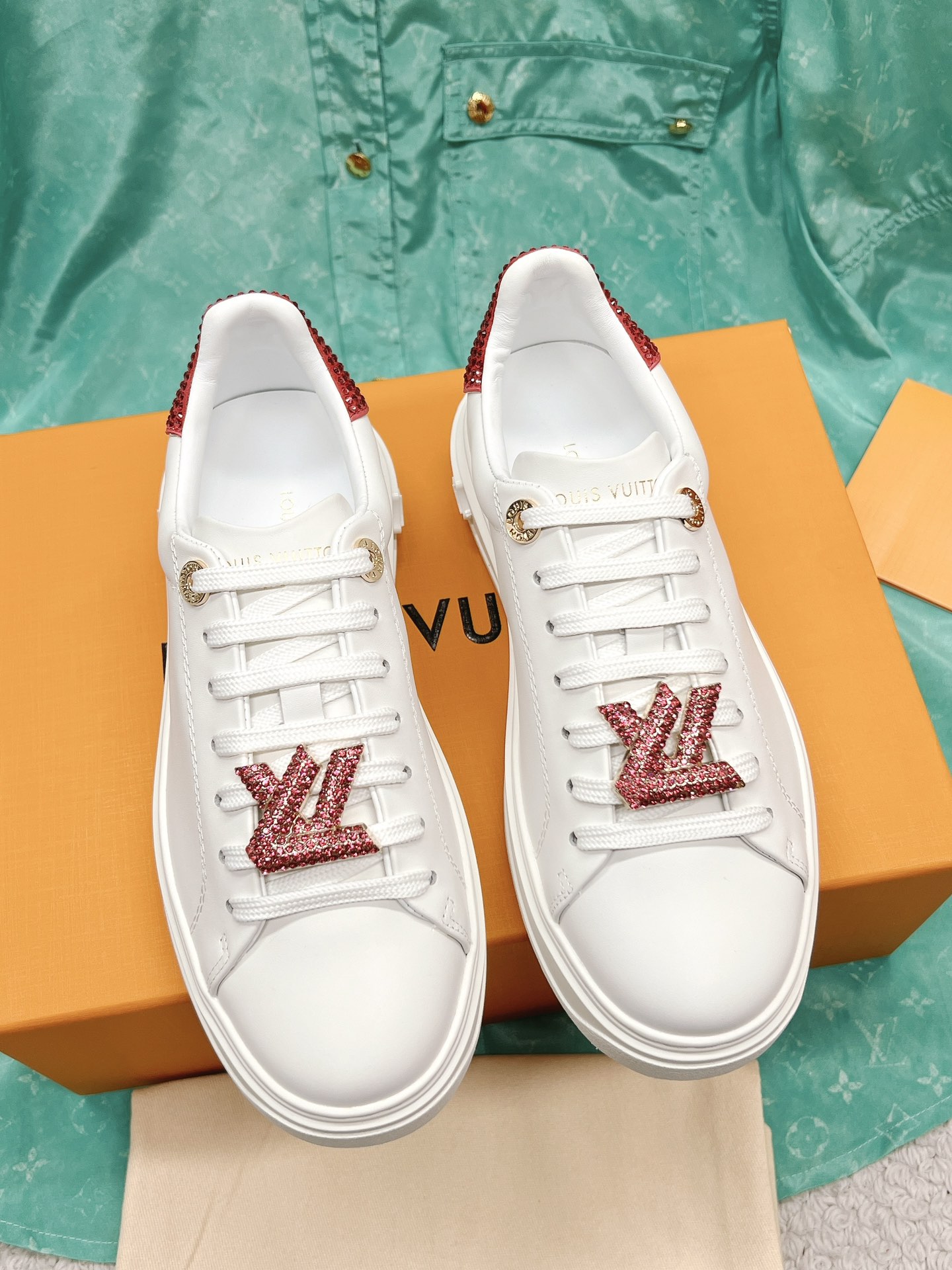 LOUIS VUITTON'S NEW LETTER RHINESTONE WHITE SHOES SERIES IS NEW