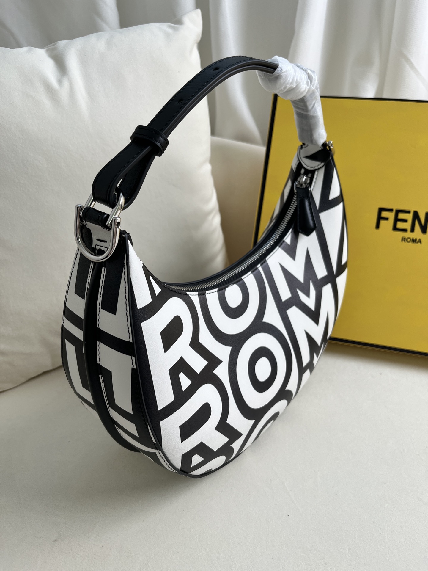 FENDI PRAPHY UNDERARM BAG PRINTED IN LARGE SIZE: 205