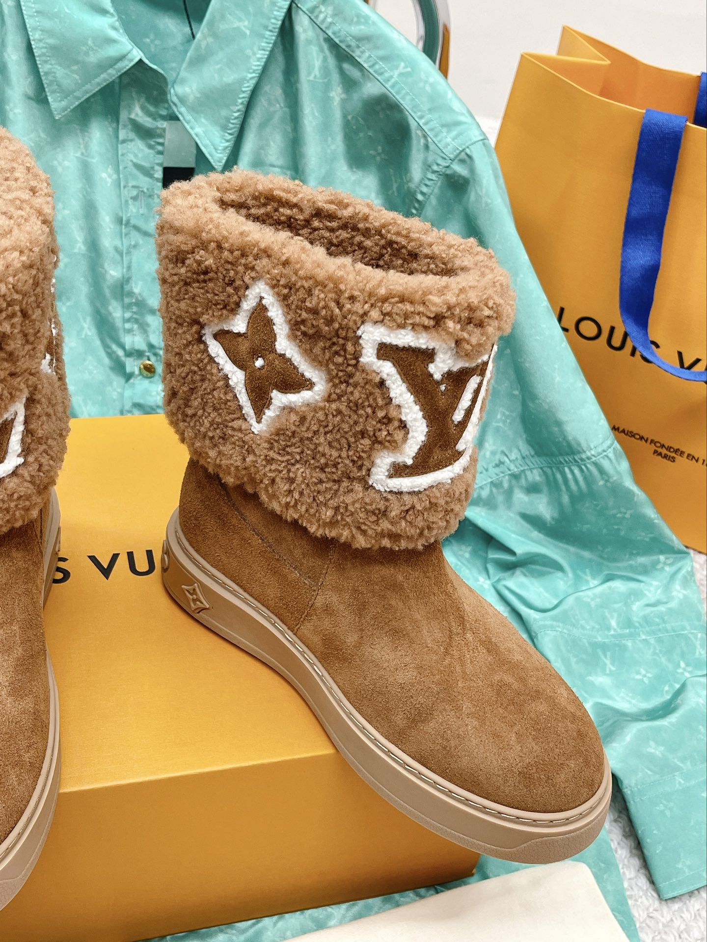 LOUIS VUITTON AUTUMN/WINTER FUR INTEGRATRED SHORT BOOTS