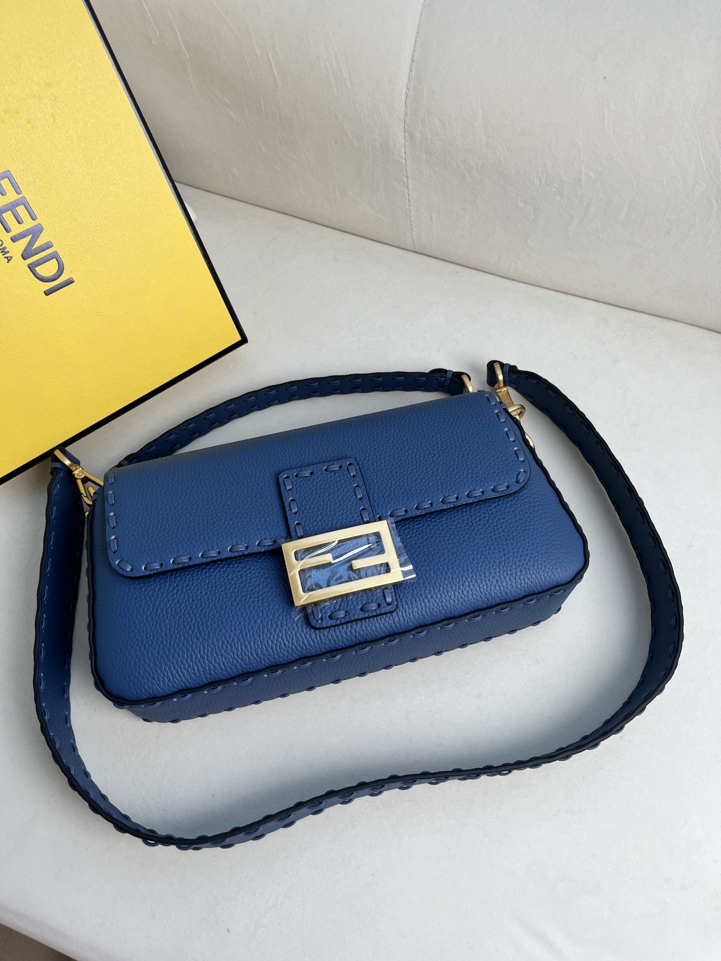 FENDI BAGUETTE SERIES LYCHEE PATTERN MODEL NUMBER: 600