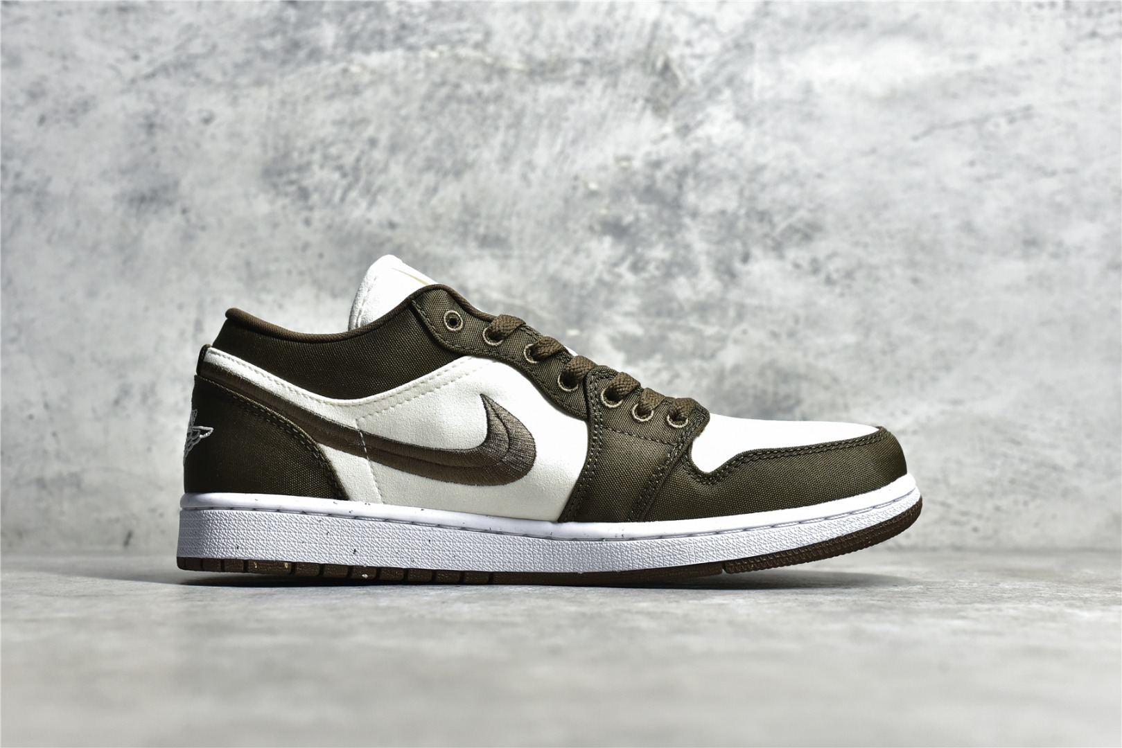 AIR JORDAN 1 LAAG LEGERGROEN