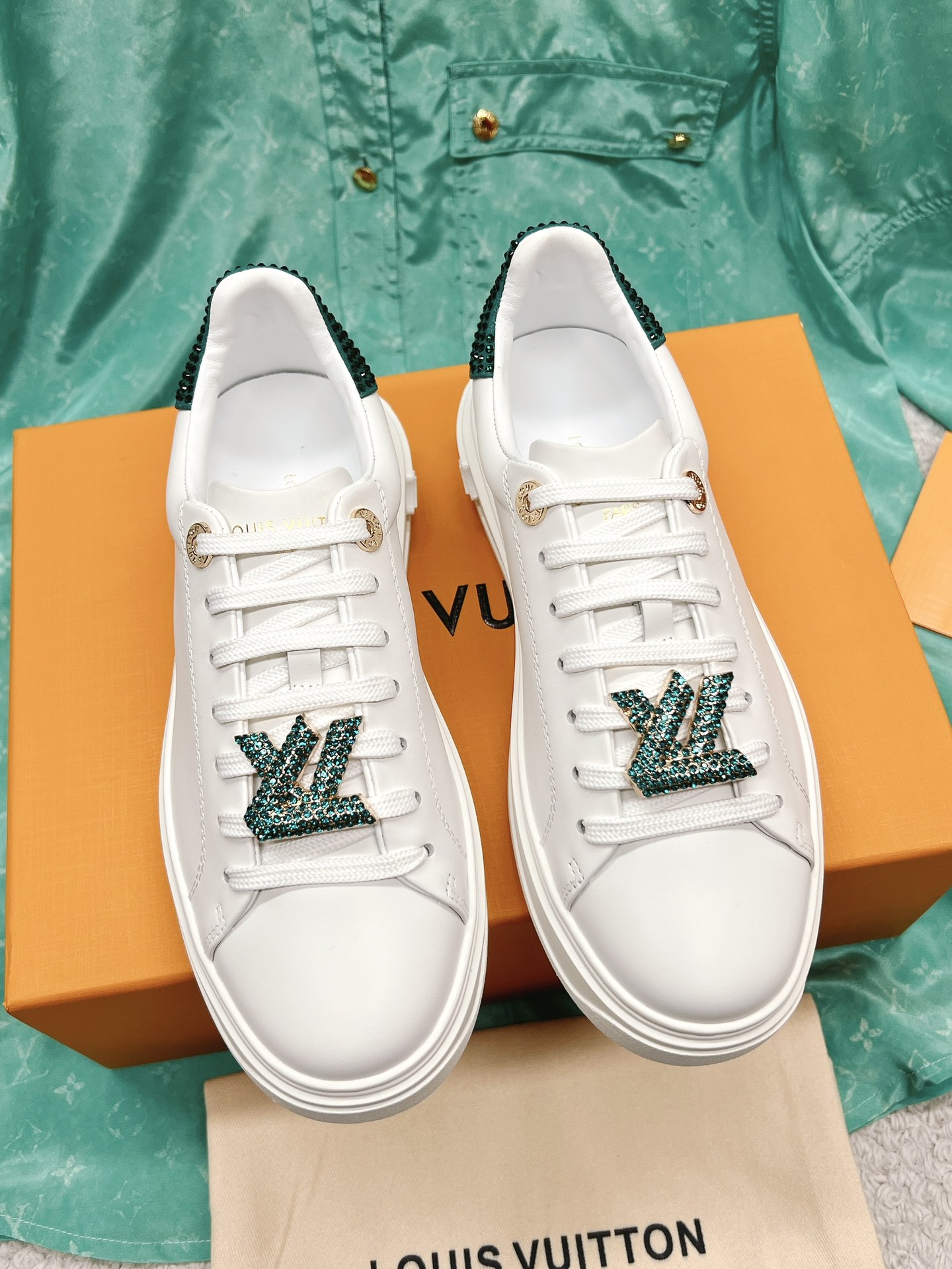 LOUIS VUITTON'S NEW LETTER RHINESTONE WHITE SHOES SERIES IS NEW