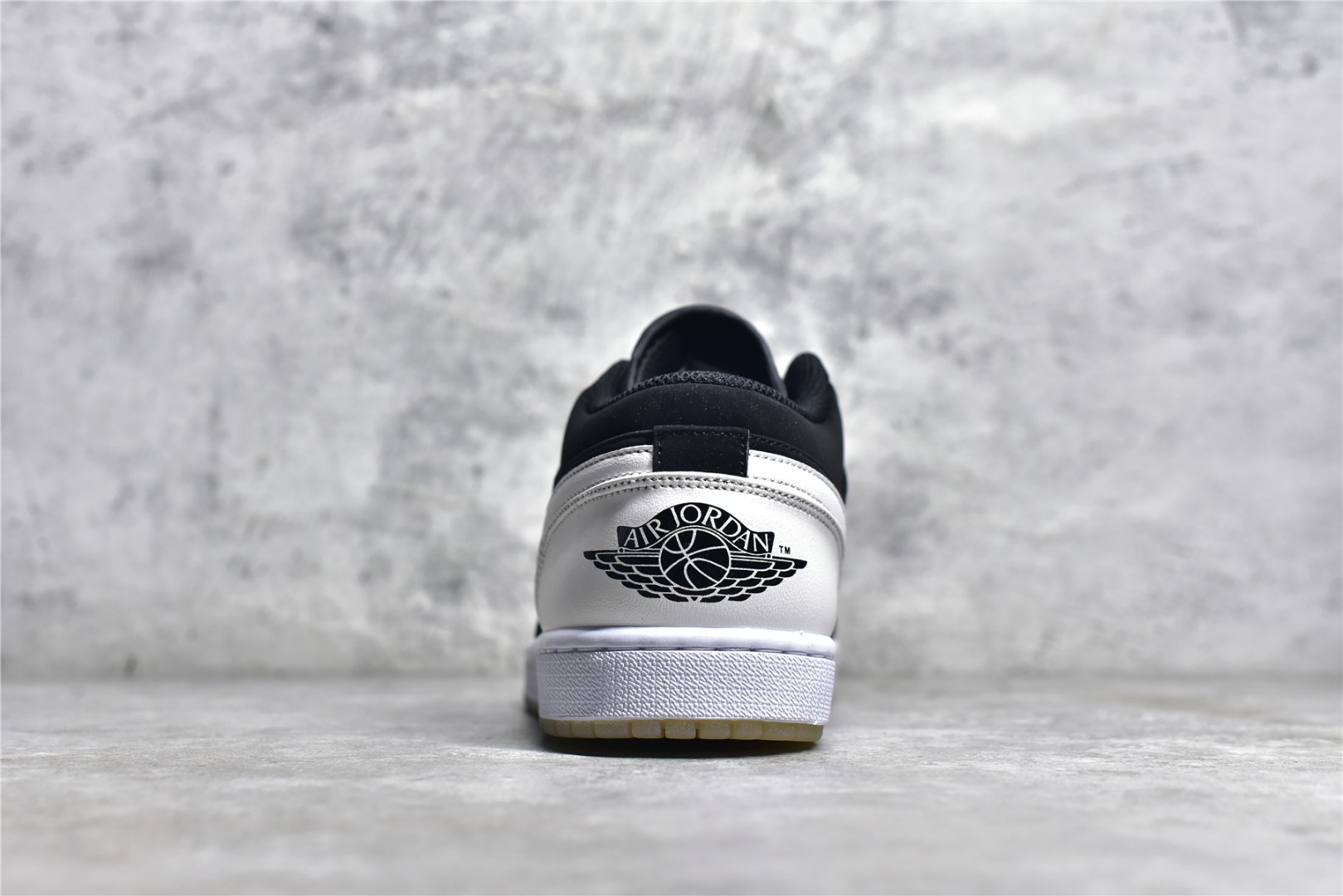 AIR JORDAN AJ1 LOW TOP BLACK AND WHITE