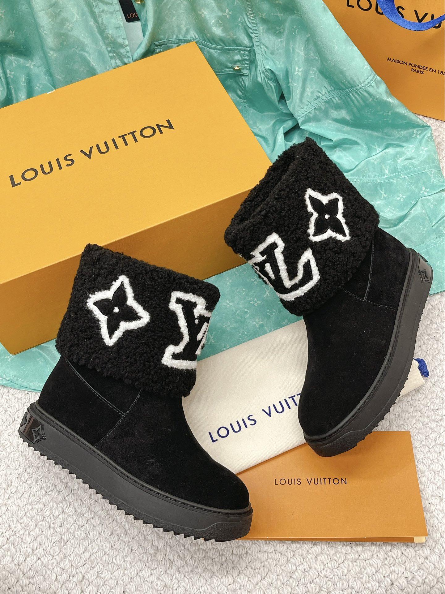 LOUIS VUITTON AUTUMN/WINTER FUR INTEGRATRED SHORT BOOTS