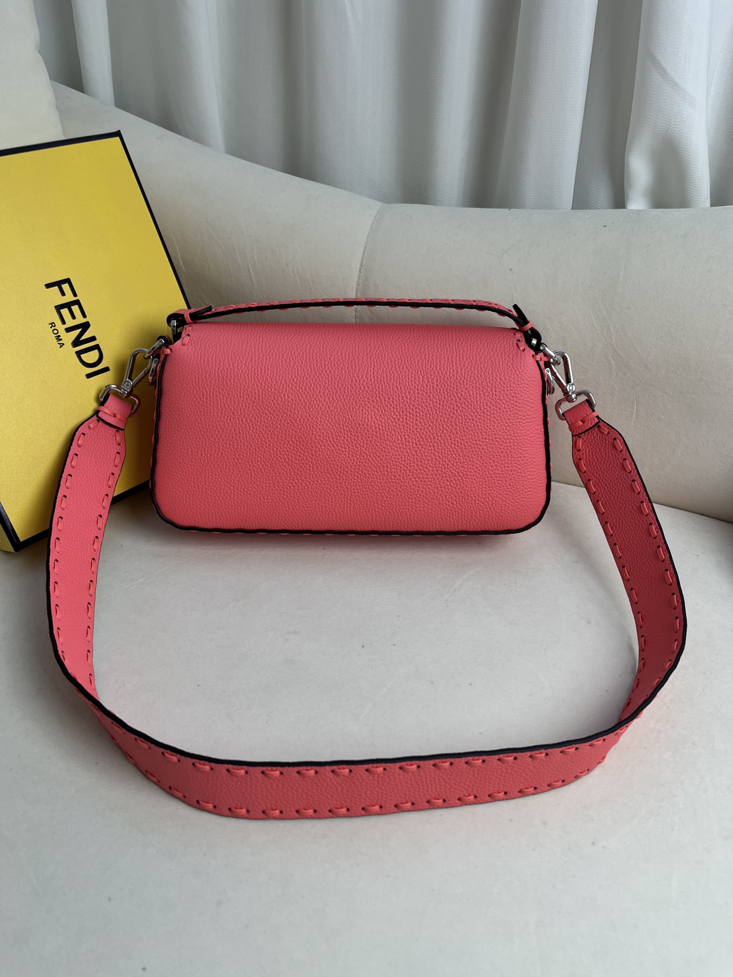 FENDI BAGUETTE SERIES LYCHEE PATTERN MODEL NUMBER: 600