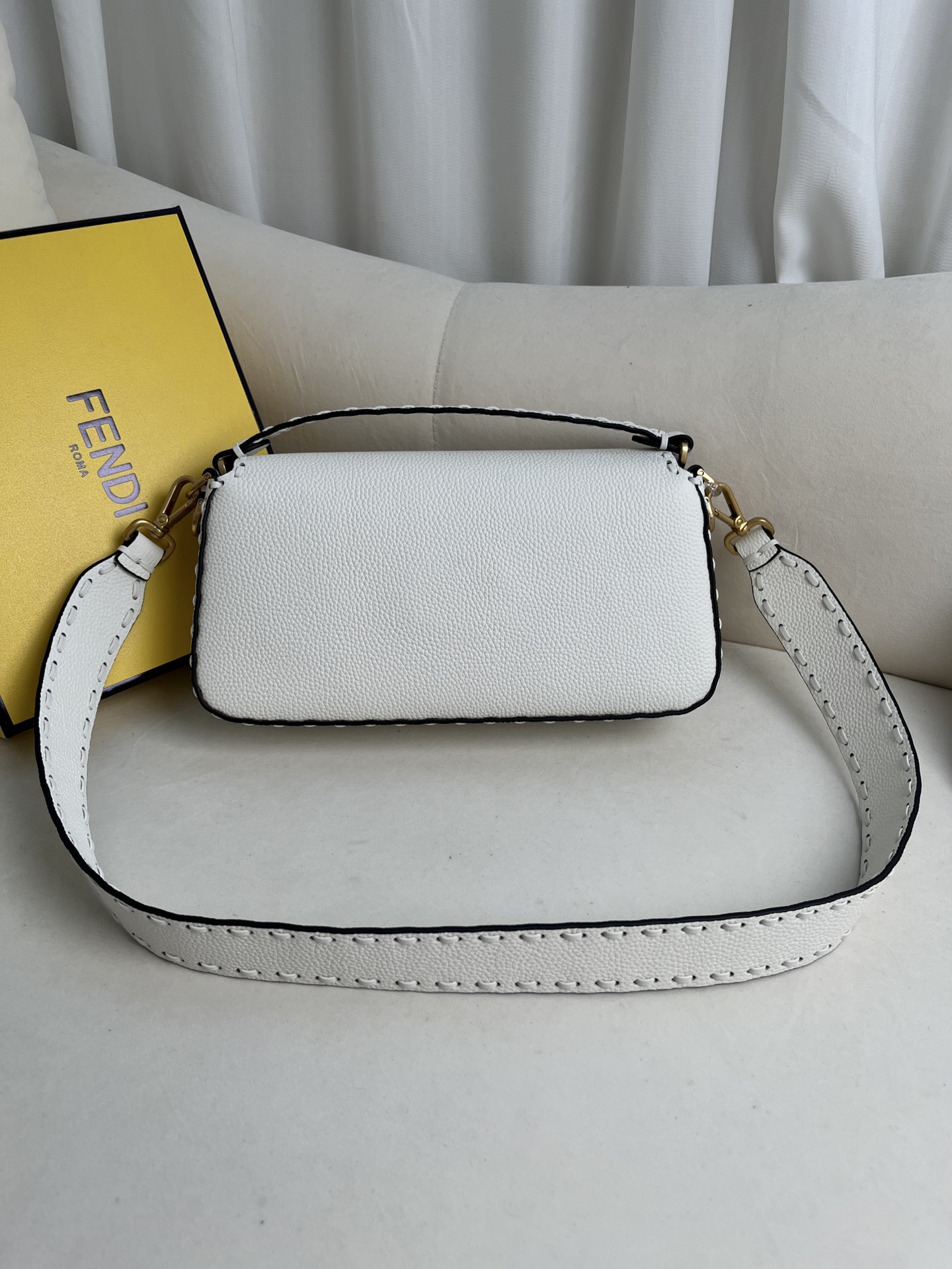 FENDI BAGUETTE SERIES LYCHEE PATTERN MODEL NUMBER: 600