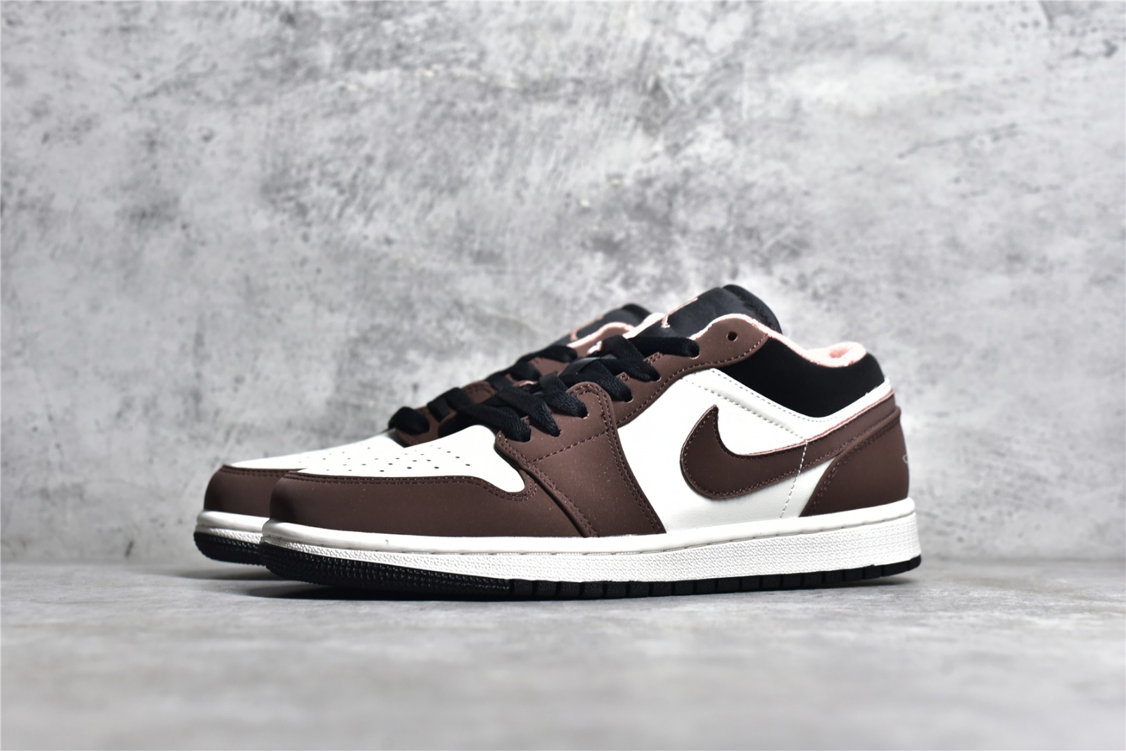 AIR JORDAN AJ1 LOW TOP BROWN AND WHITE