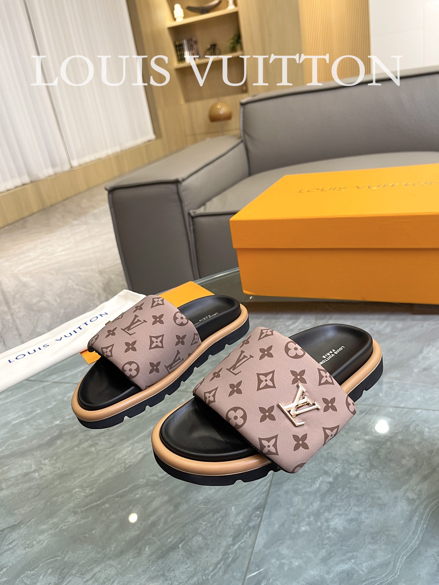 LOUIS VUITTON 2023 COUPLE MODELS EMBOSSED PRINT