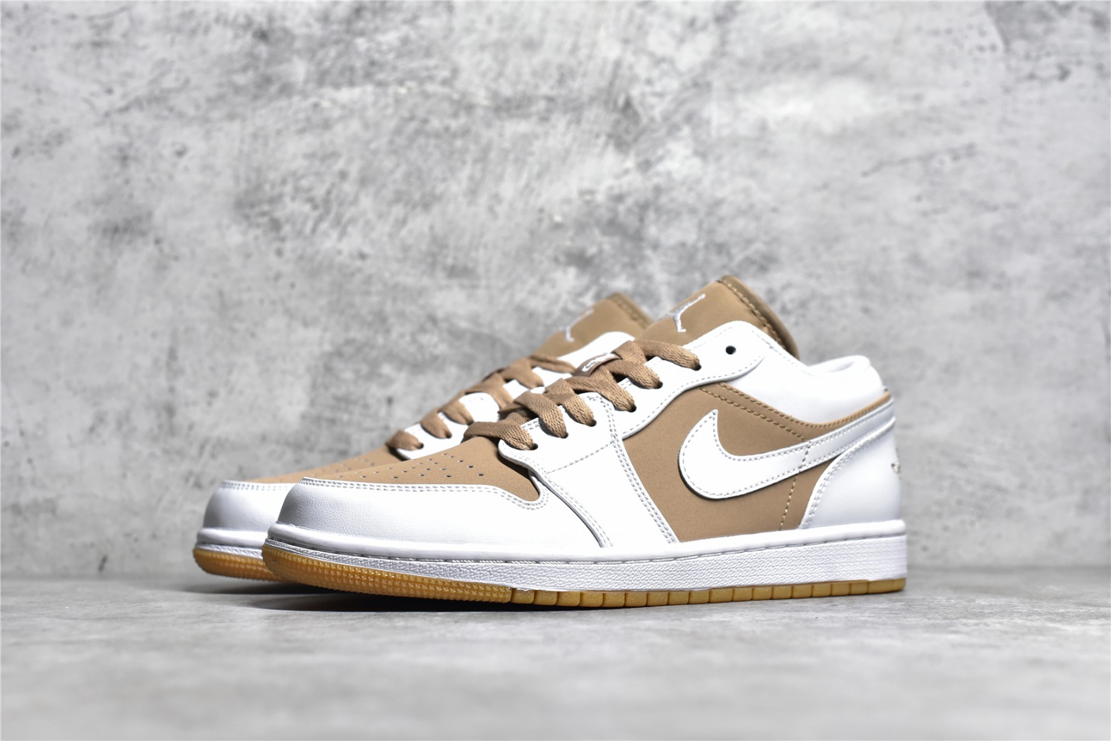 AIR JORDAN AJ1 LOW TOP GOLD & WHITE