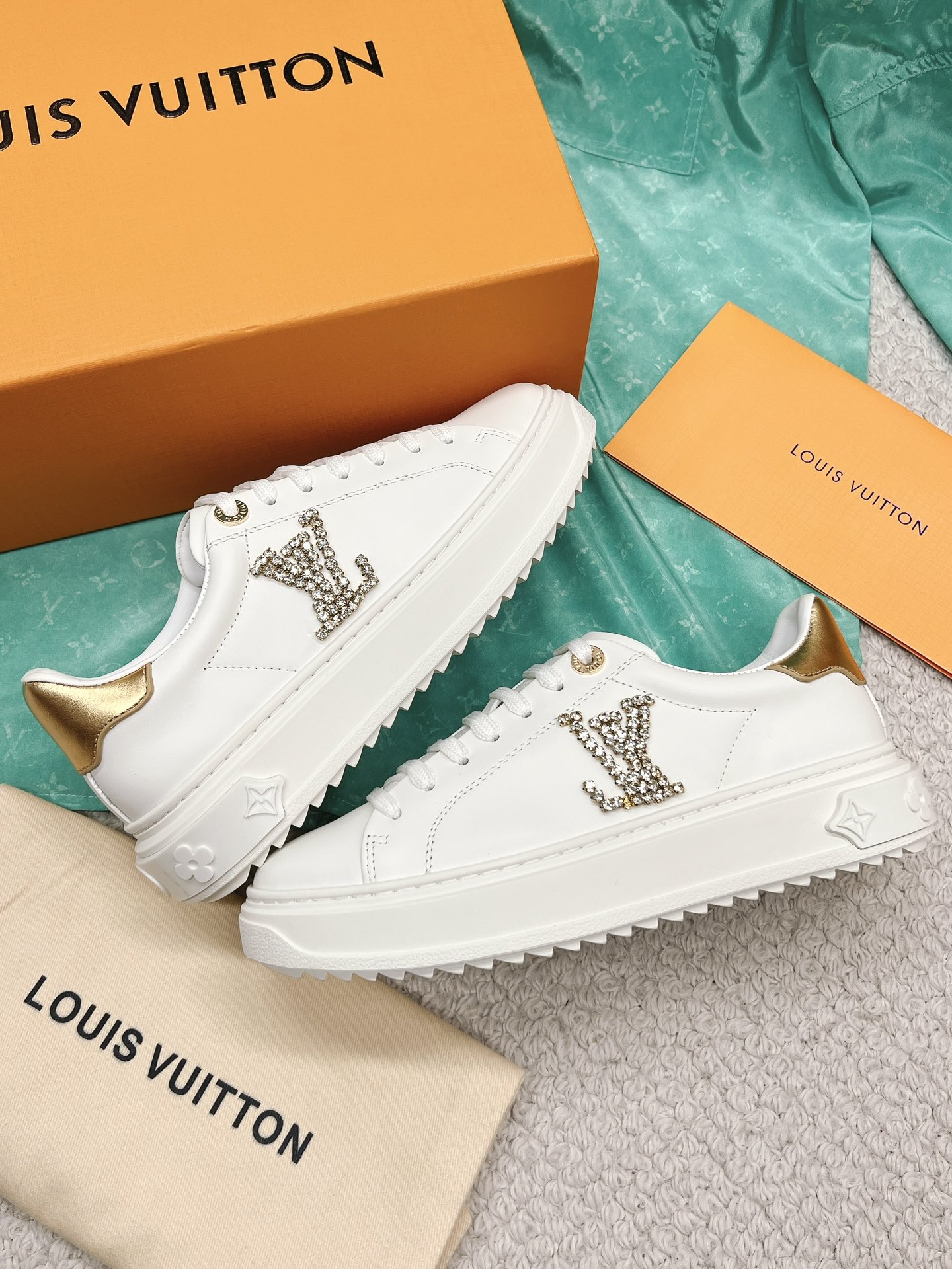 LOUIS VUITTON'S NEW LETTER RHINESTONE WHITE SHOES SERIES IS NEW