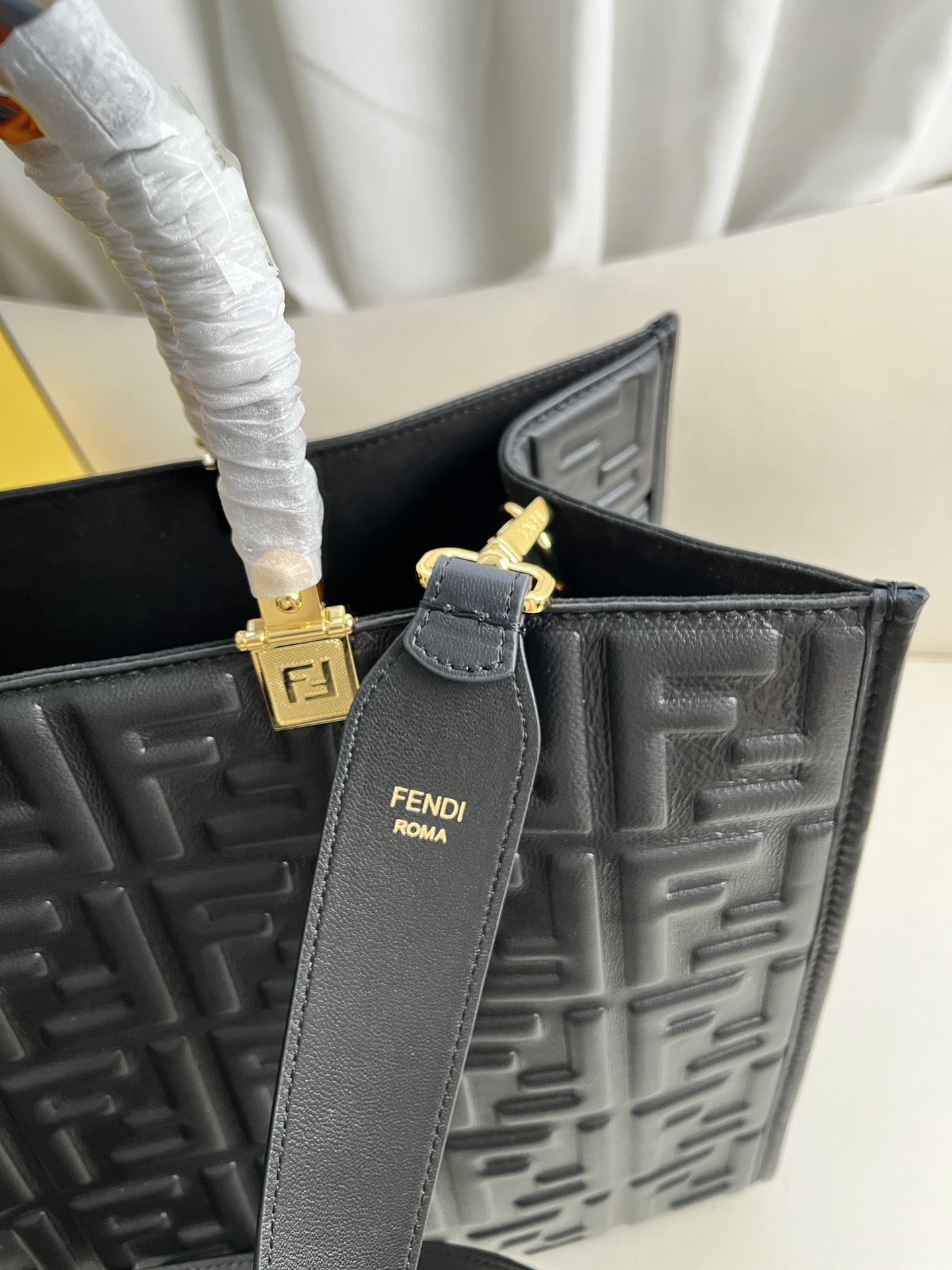 FENDI MEDIUM SUNSHINE SHOPPING HANDBAG MODEL NUMBER: 877