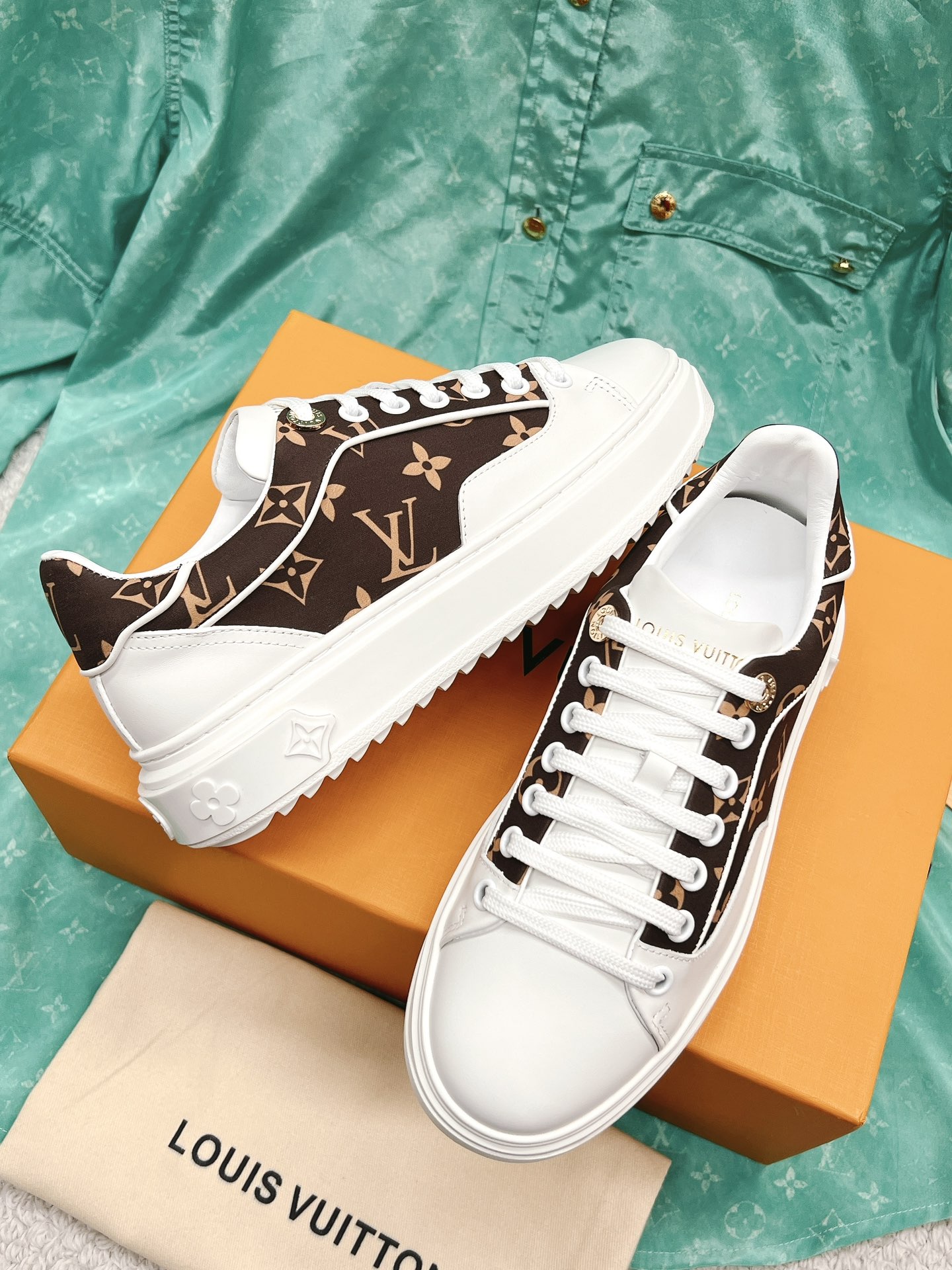 LOUIS VUITTON'S NEW LETTER RHINESTONE WHITE SHOES SERIES IS NEW