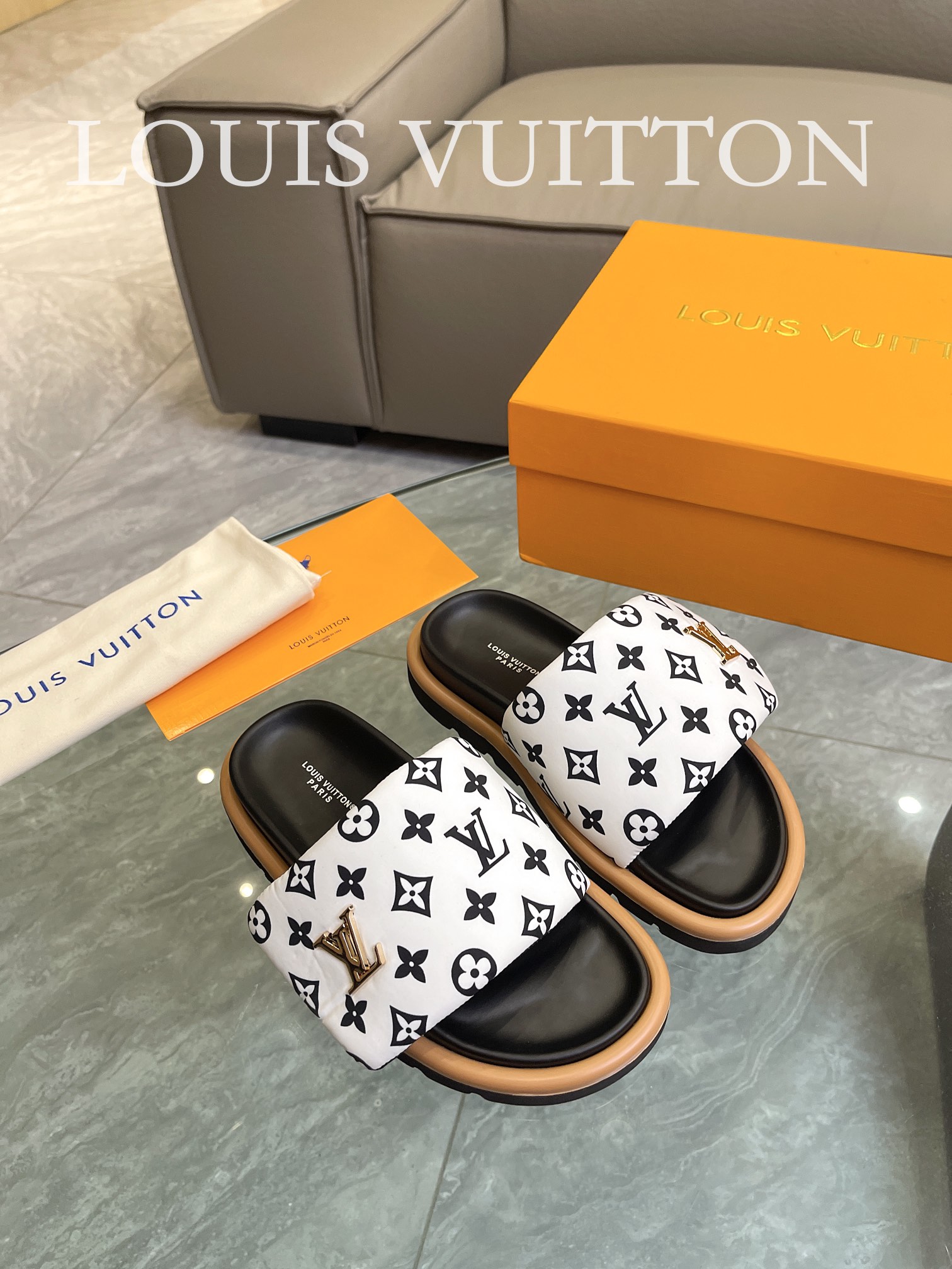 LOUIS VUITTON 2023 COUPLE MODELS EMBOSSED PRINT