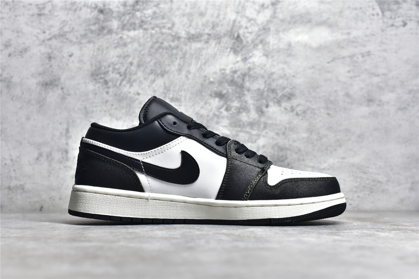 AIR JORDAN AJ1 LOW TOP BLACK AND WHITE PANDA