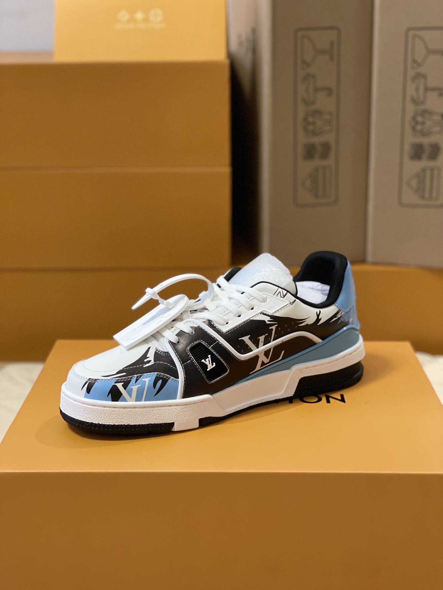 LOUIS VUITTON TRAINER SNEAKERS STYLE NUMBER 1AA373