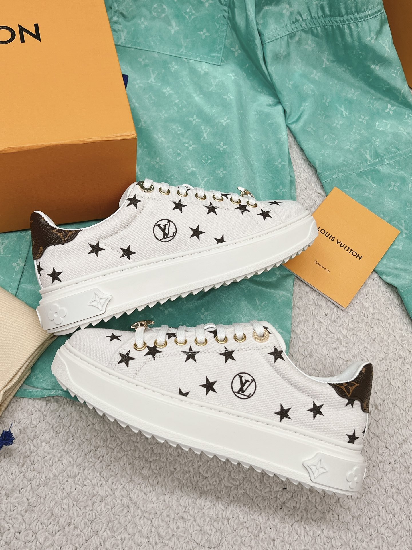 LOUIS VUITTON X YAYOI KUSAMA COOPERATION MODEL CLASSIC WHITE SHOES TIME OUT WAVE POINT SNEAKERS