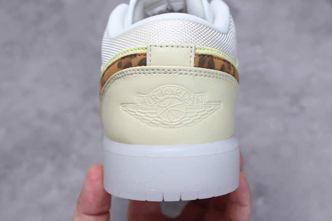 AIR JORDAN 1 LOW LOW TOP BEIGE LUIPAARD PRINT