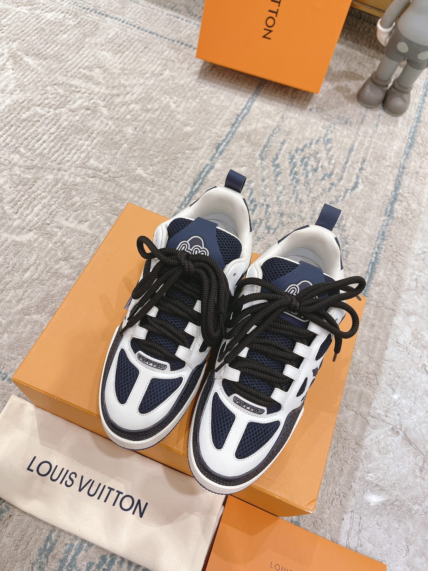 LOUIS VUITTON COUPLE MODELS DIY BUCKLE SNEAKERS