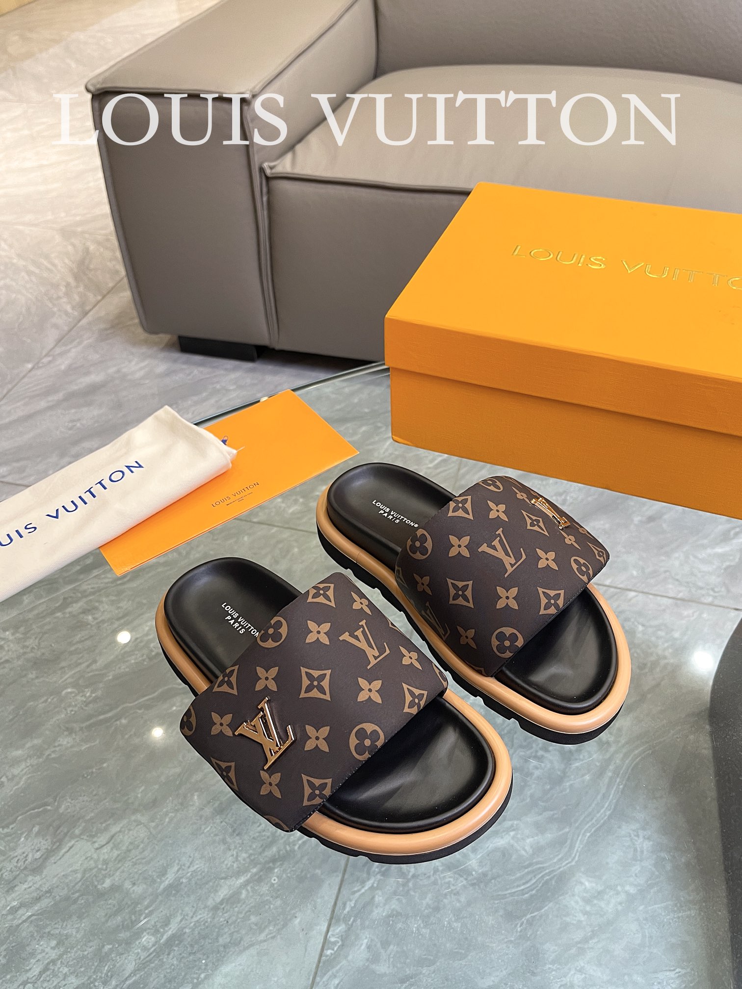 LOUIS VUITTON 2023 COUPLE MODELS EMBOSSED PRINT