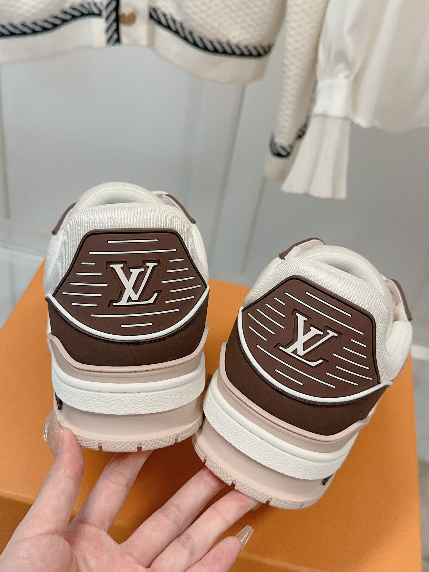 LOUIS VUITTON COUPLE'S LATEST COLOR SCHEME SNEAKERS