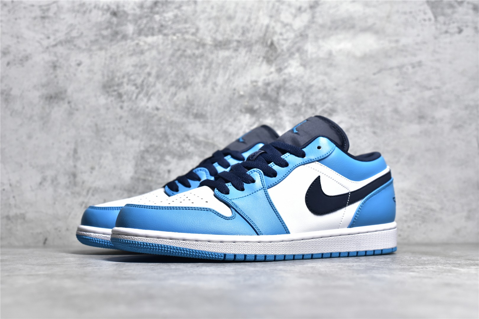 AIR JORDAN AJ1 LOW TOP BLAUW EN WIT