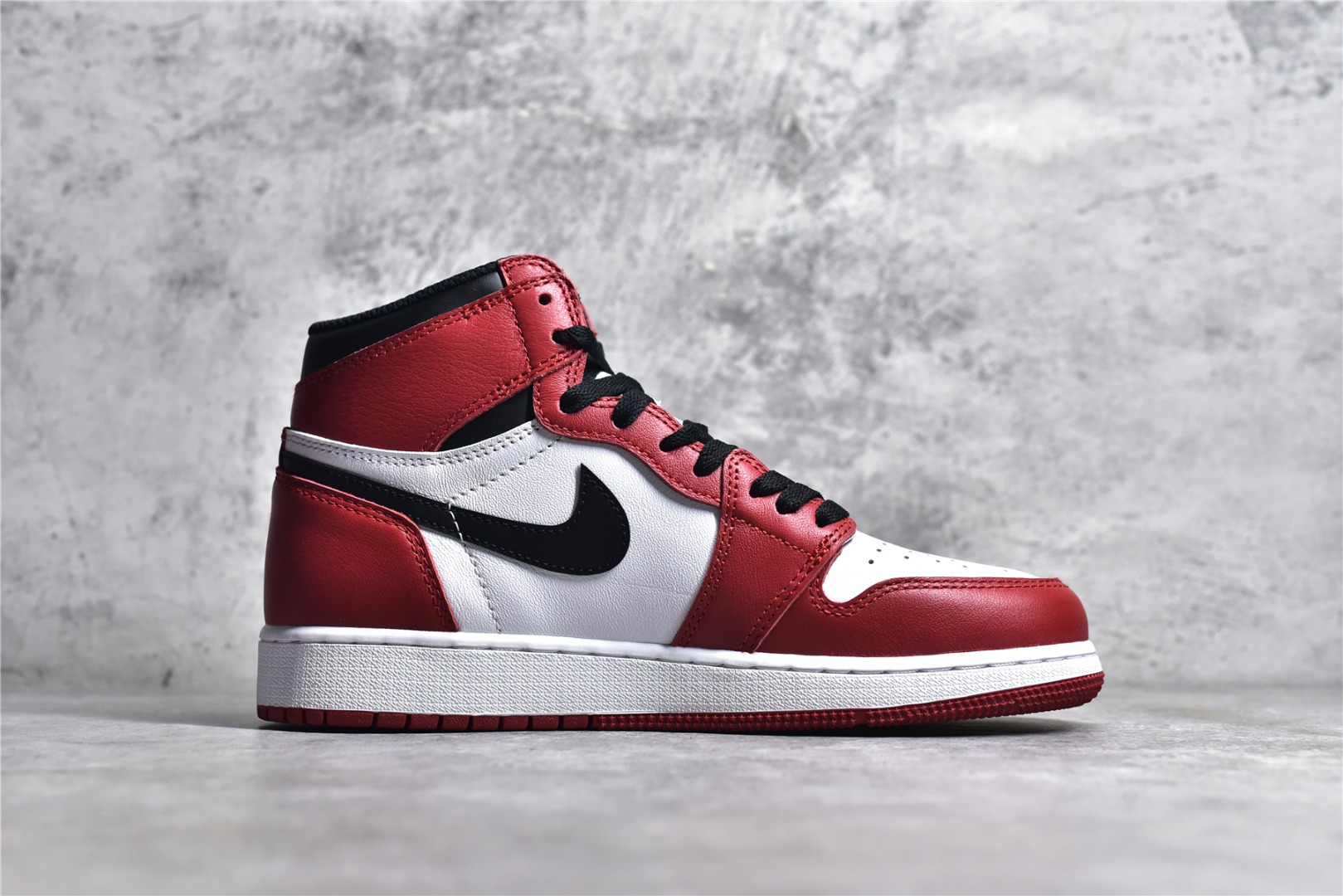 AIR JORDAN 1 RETRO HIGH CHICAGO WOMEN'S SHOES