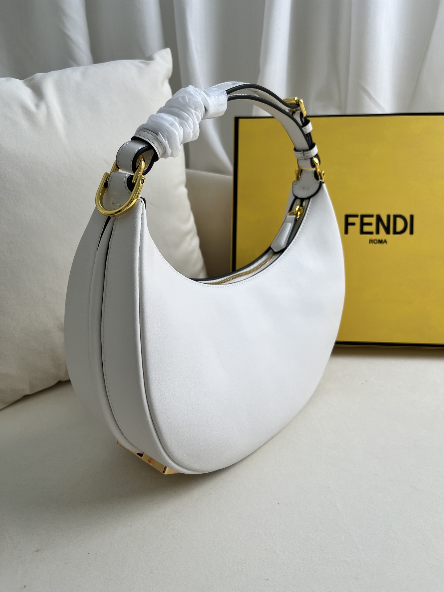 FENDI PRAPHY UNDERARM BIG WHITE LARGE SIZE: 205