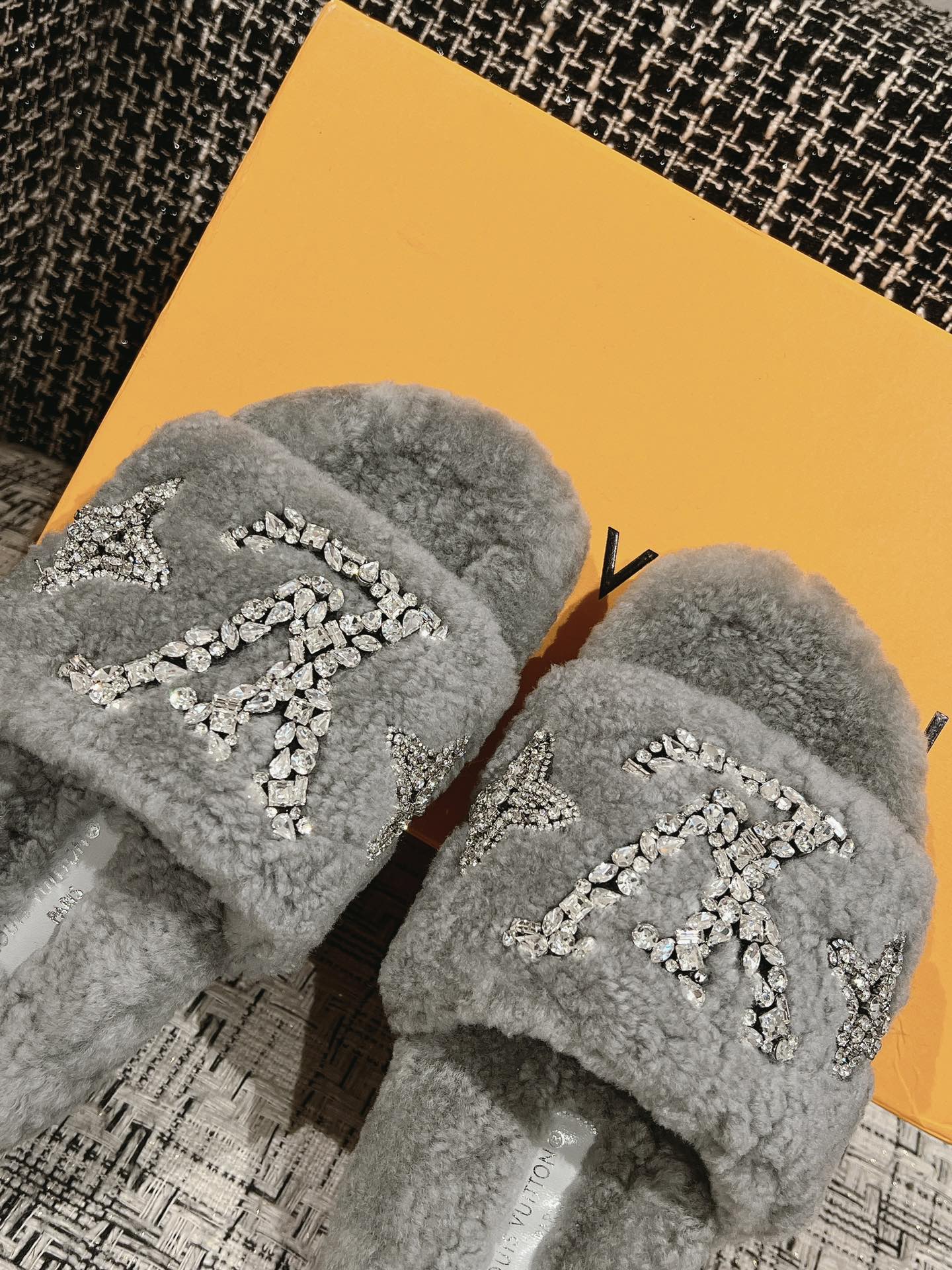 LOUIS VUITTON WOOL THICK SOLE SLIPPERS