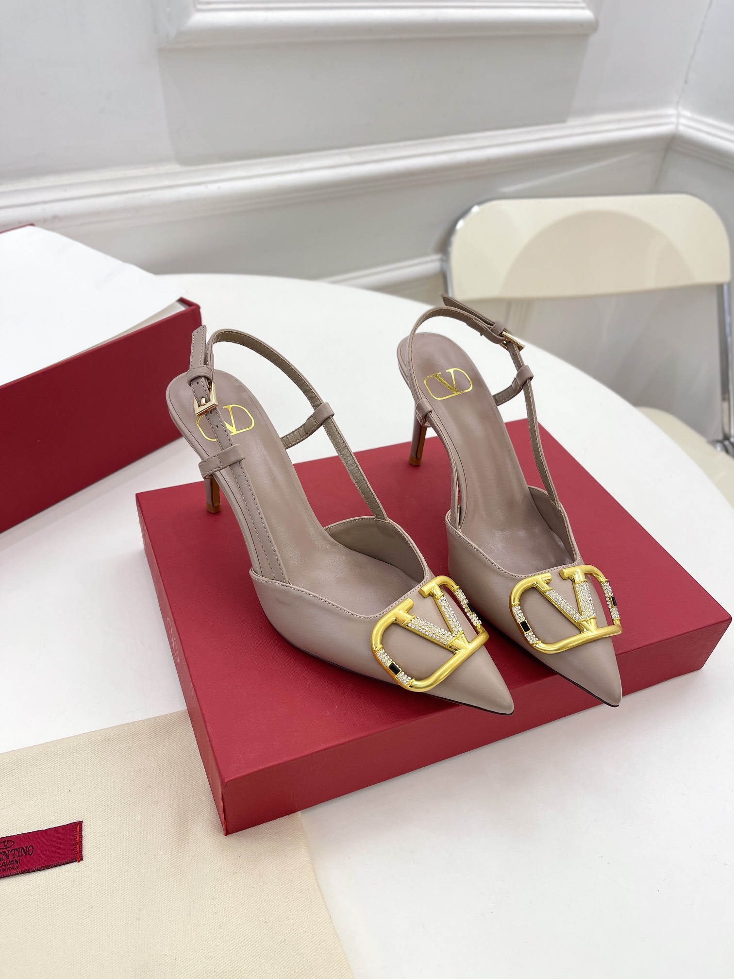 VALENTINO 2021/SS NEW VALENTINO 2022 SPRING AND SUMMER NEW LARGE V DIAMIND BUCKLE HIGH HEELS ON THE NEW