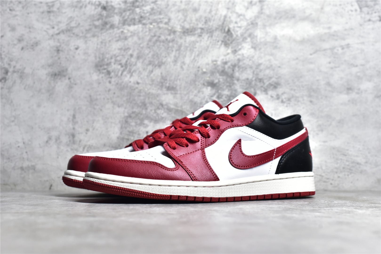 AIR JORDAN 1 LAAG WIT ZWART ROOD