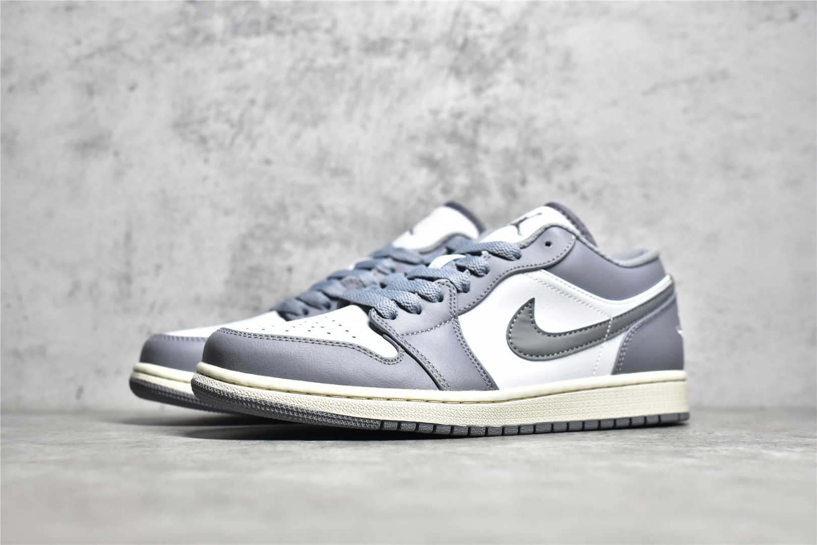 AIR JORDAN 1 GREY AND WHITE LOW TOP