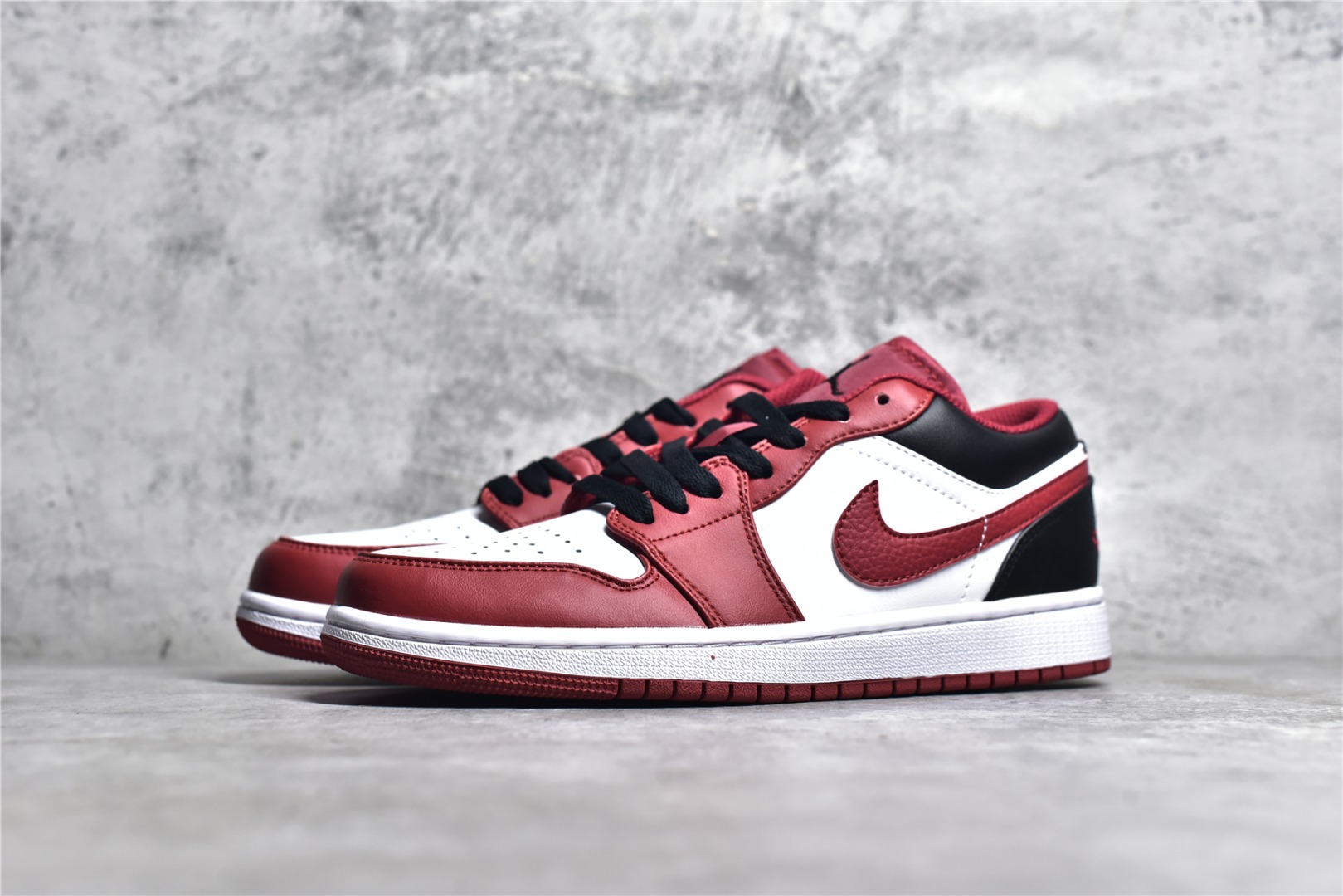 AIR JORDAN AJ1 LOW TOP WHITE RED