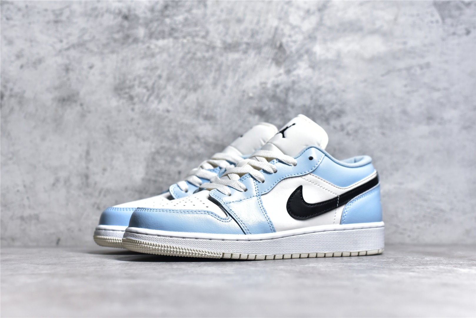 AIR JORDAN 1 LOW TOP WHITE AND BLUE