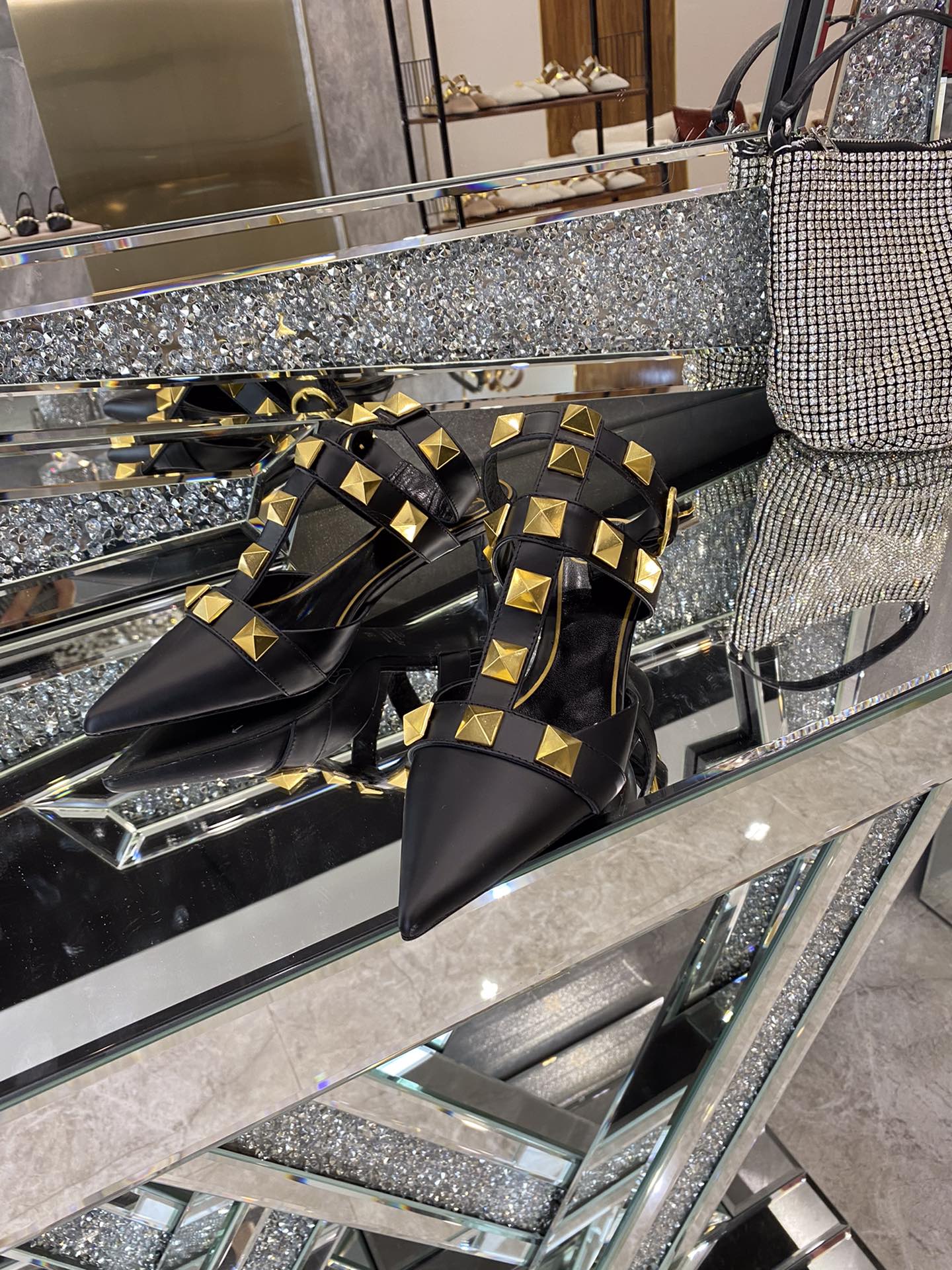 VALENTINO 2021/SS NEW VALENTINO STUDDED SANDALS COUNTER THE LATEST SERIES OF VERY BRIGHT SHOW SERIES LAUNCHED