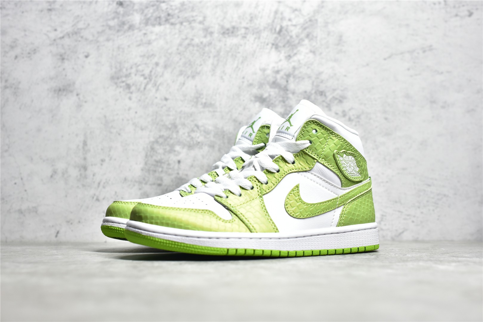 AIR JORDAN 1 MID IN SNAKESKIN GREEN