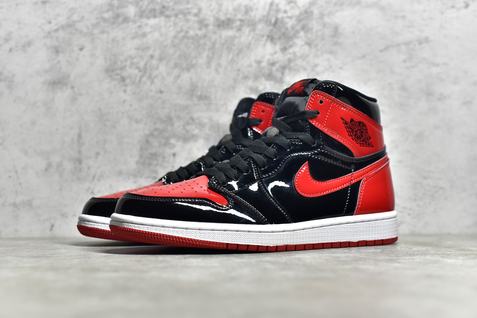 AIR JORDAN 1 AJ1 LAKLEER ZWART EN ROOD