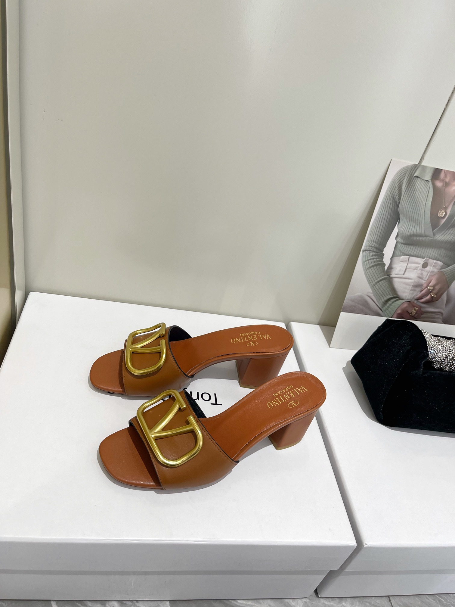 VALENTINO 2021/SS NEW VALENTINO 2022/ FW SPRING AND SUMMER NEW WOMEN'S SLIPPERS