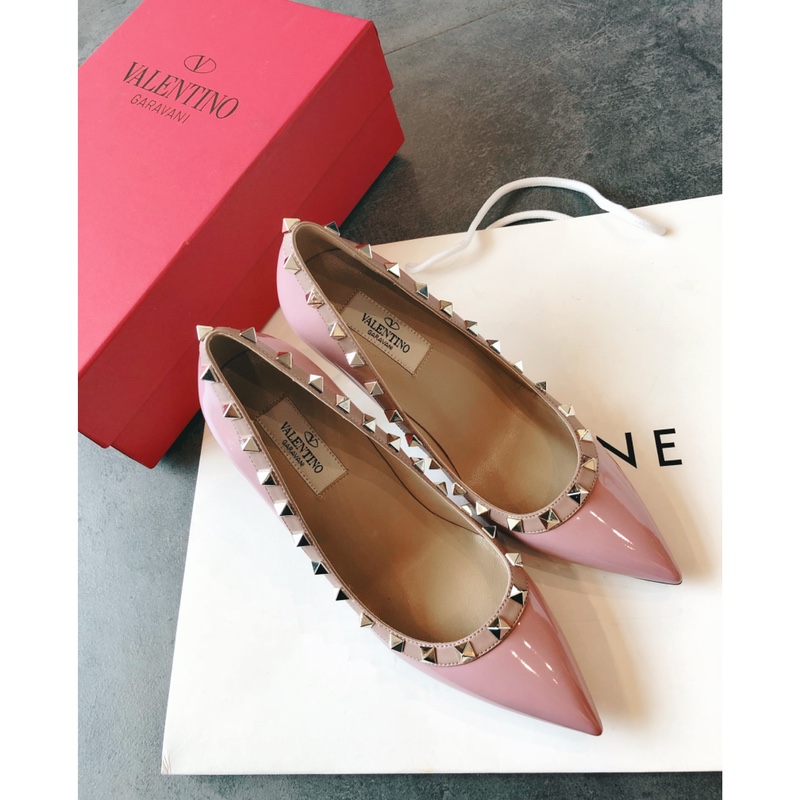 VALENTINO RECOMMENDS THIS STUDDED SHOES ONCE LAUNCHED, THE FASHION IT GIRL STARRY-EYED PURSUIT