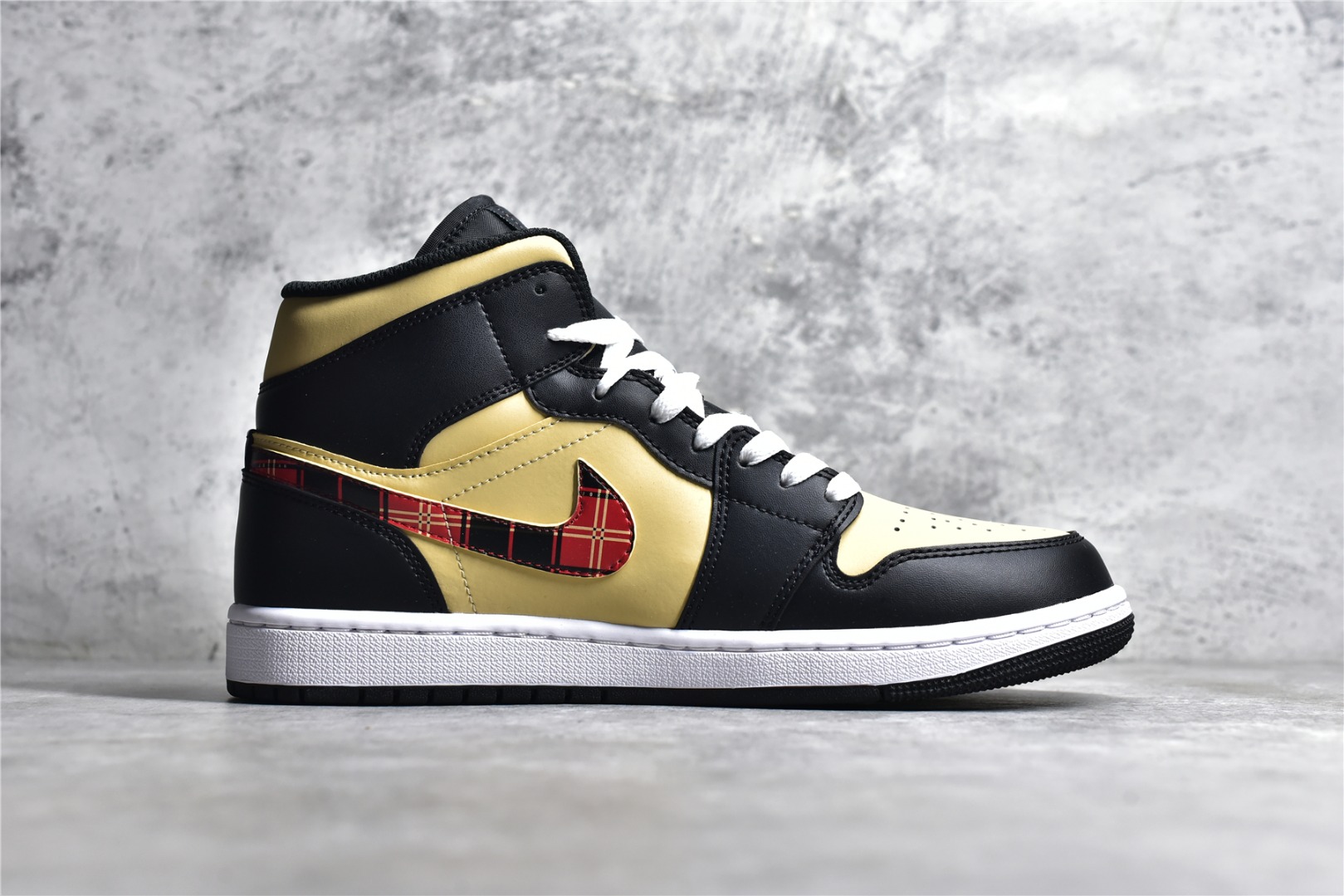 AIR JORDAN 1 MID ZWART EN ROOD GERUIT