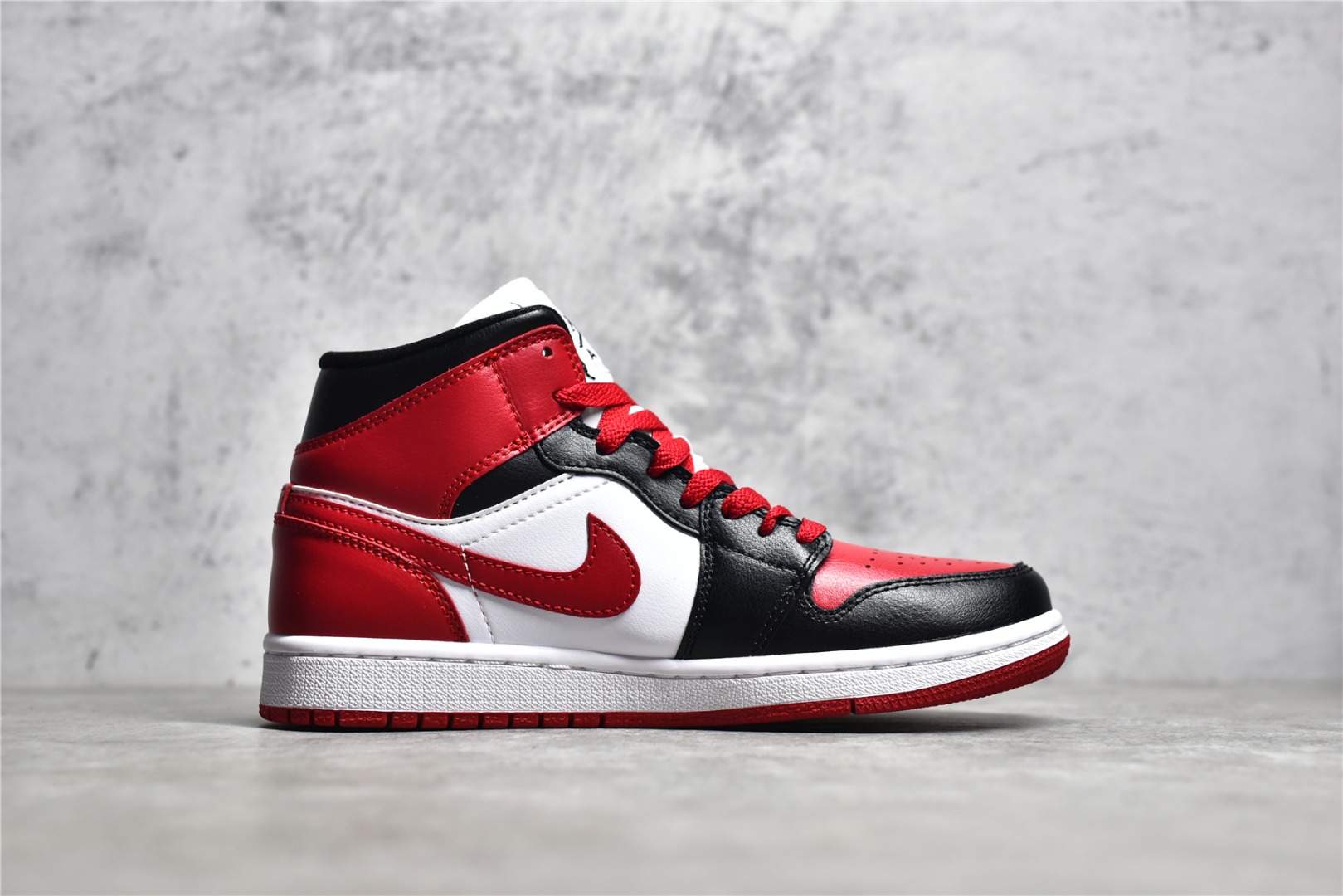 AIR JORDAN 1 MID BLACK AND RED TOE