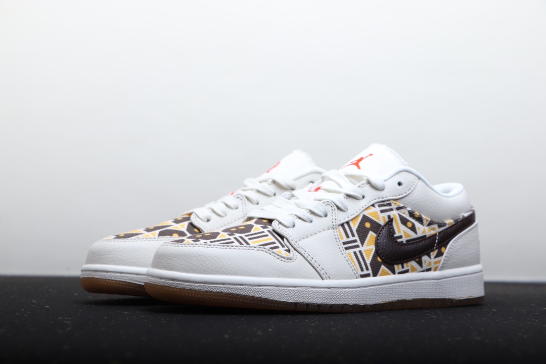 AIR JORDAN 1 LOW BEIGE EN ZWARTE TOTEM