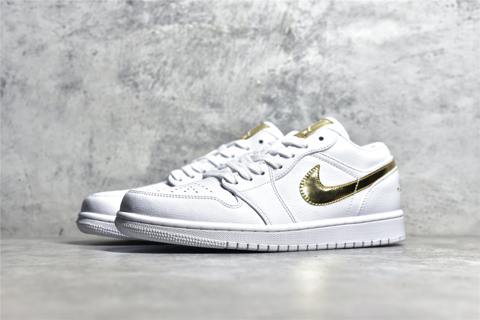 AIR JORDAN AJ1 LOW TOP WHITE GOLD