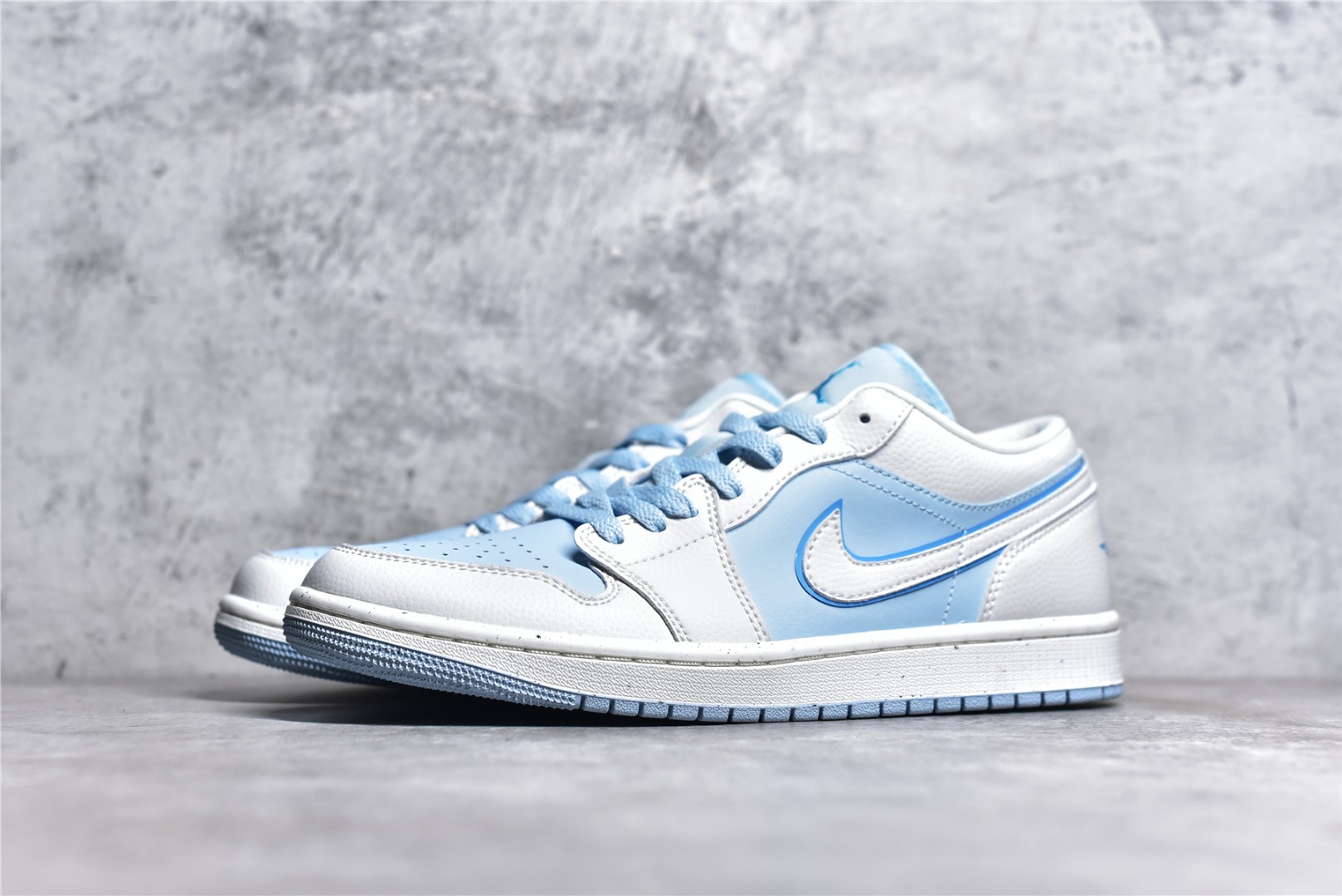 AIR JORDAN 1 LOW TOP BLUE AND WHITE